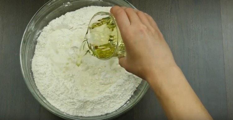 Adăugați și un pahar cu ulei vegetal.