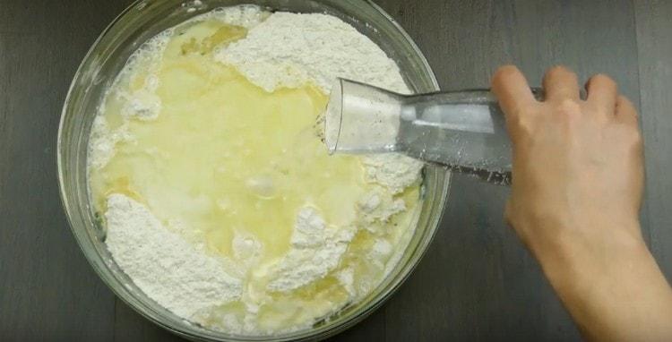 Apoi, adăugați apă minerală spumantă.