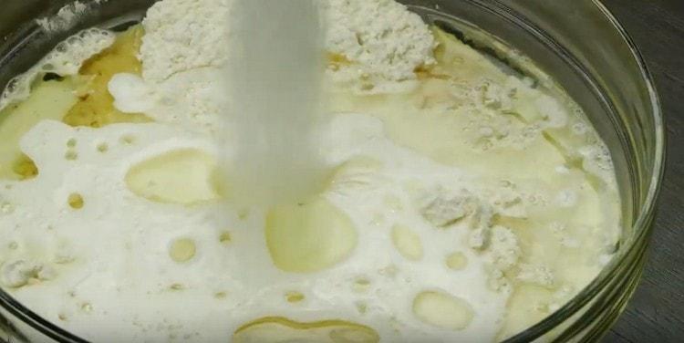 Adăugați sare și zahăr la ingredientele din bol.