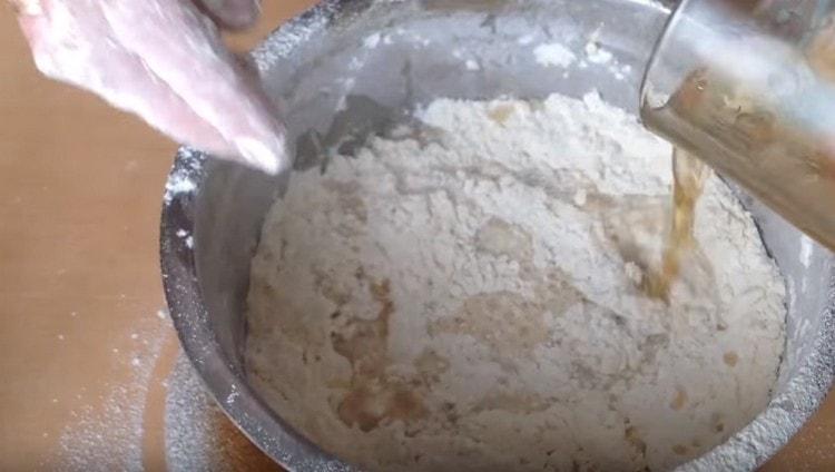Po smíchání másla s moukou přidáme do této hmoty pivo.