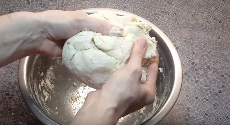 Frământați aluatul.