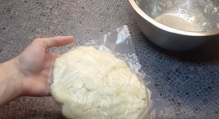 Puneți aluatul în pungă.