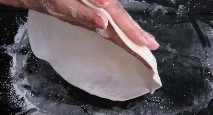 Extindeți aluatul la o grosime de 2 mm.