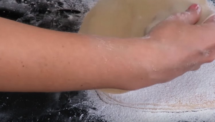 Astfel, turnăm și împărțim toate bucățile de aluat.