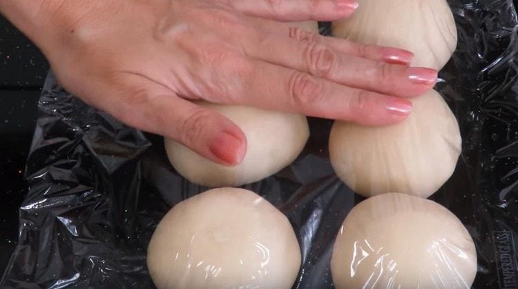 Acoperim bilele de aluat cu un film și lăsăm.