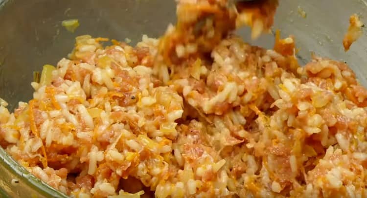 Campurkan daging cincang dengan baik.