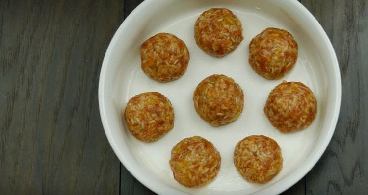 Letakkan bebola daging dalam hidangan penaik.