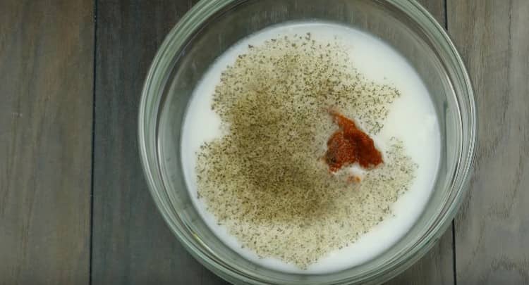 Kami menyediakan sos susu, pes tomato, rempah.