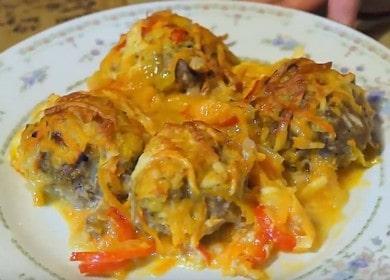 Preparamos almôndegas suculentas no forno com molho de creme de leite, de acordo com uma receita passo a passo com uma foto.