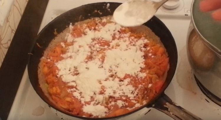 За да се сгъсти сосът, добавете брашното.