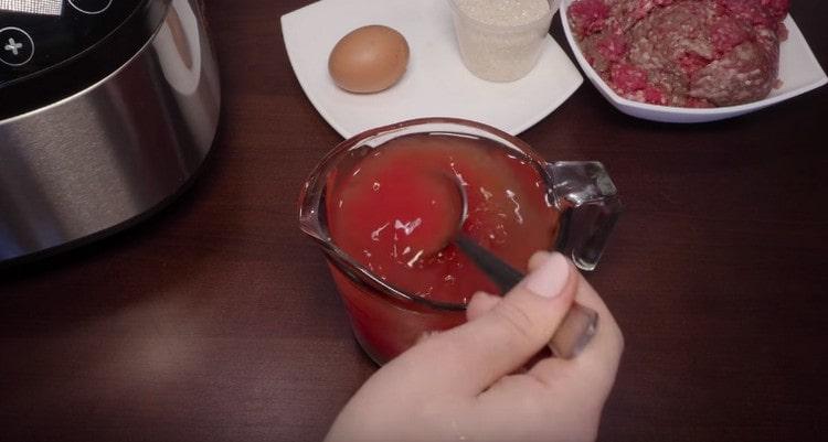 În amestecul rezultat se adaugă condimente și în mod necesar ardeiul.