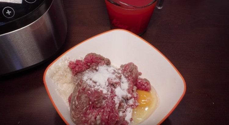 Se adaugă orezul, sare și condimentele pre-fierte în carnea tocată.