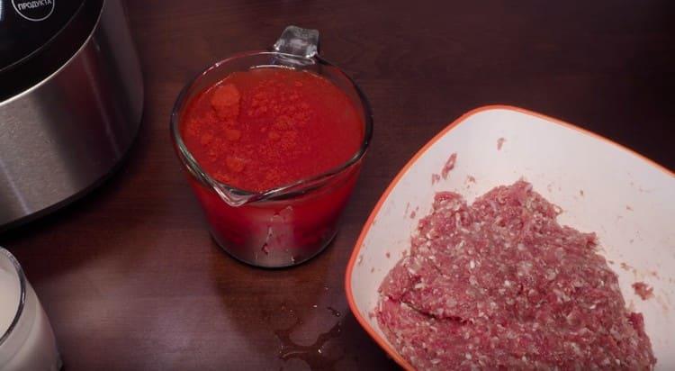 Se amestecă bine carnea tocată.