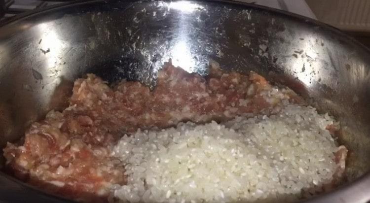 Adăugați orez spălat.