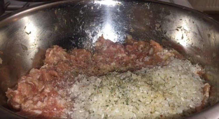 Adăugați condimente și sare.