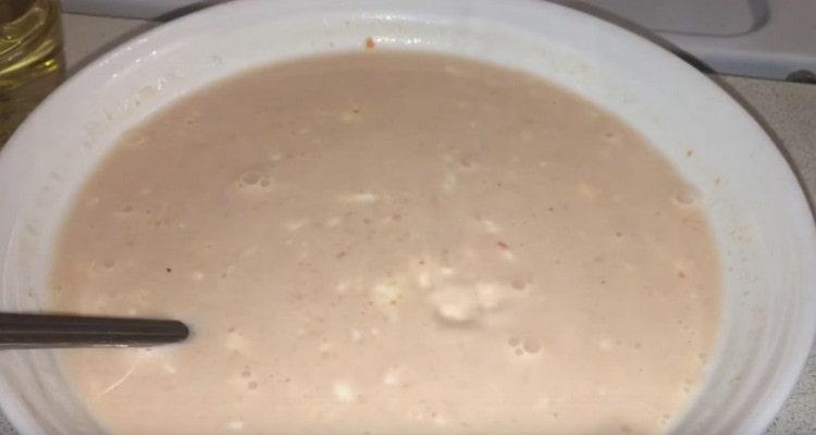 Pregătim un sos pe bază de apă, smântână și pastă de roșii.