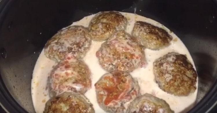 Împrăștiem chiftelele într-un aragaz lent, turnăm sos și mai fierbem.