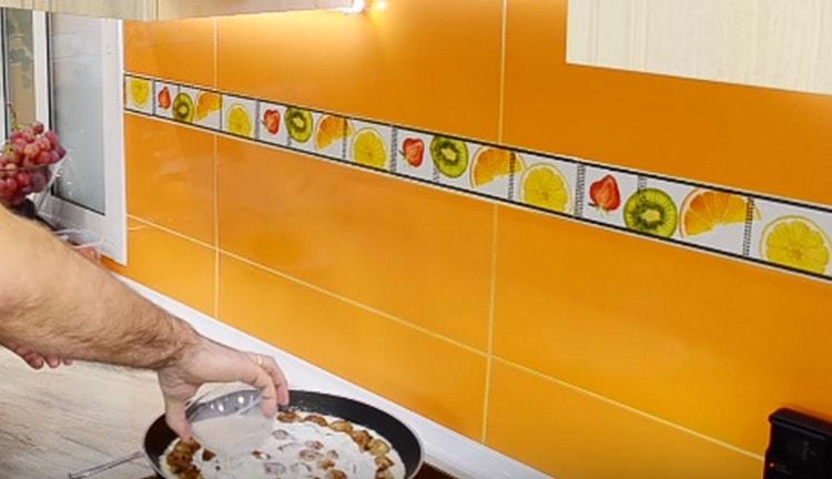 Adăugați smântână și lapte în tigaie.