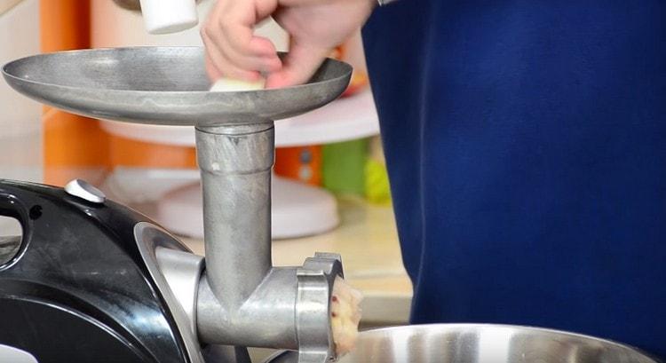 Prin mașina de tocat carne, trecem și ceapă.