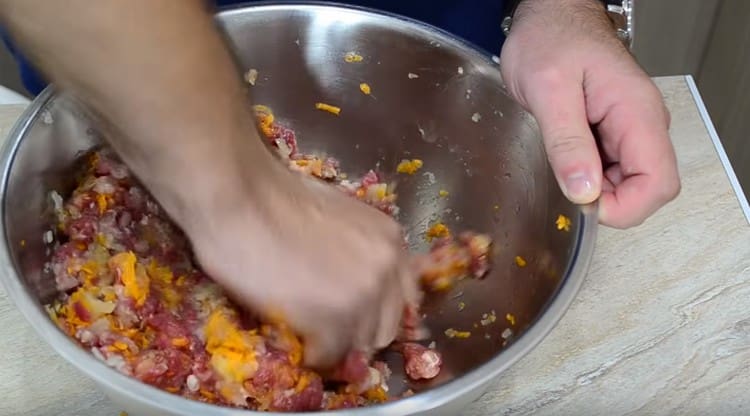 Se amestecă bine carnea tocată.