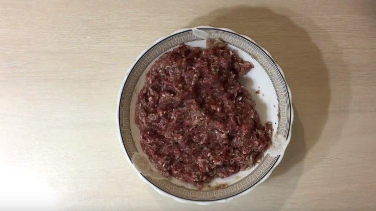 Pétrir bien la viande hachée.