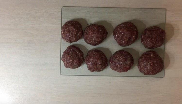 Nous formons des boulettes de viande rondes.