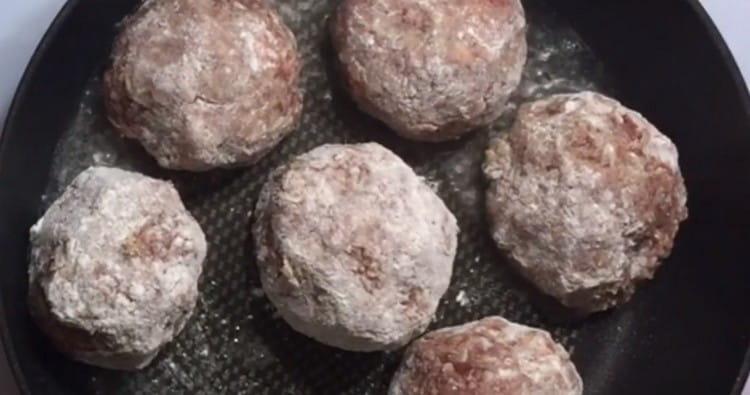 Rouler les boulettes de viande dans la farine et les répartir dans une poêle.