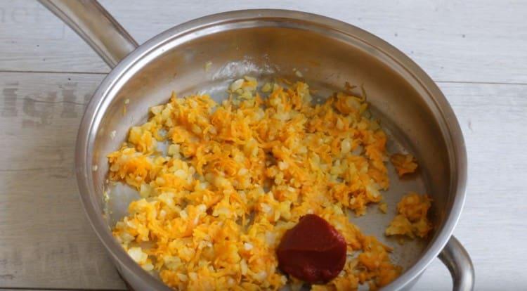 Přidejte trochu rajčatové pasty.