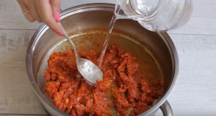 Přidejte vodu a omáčku dobře promíchejte.