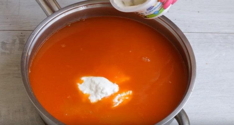 Do omáčky přidejte zakysanou smetanu, promíchejte.