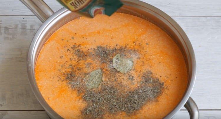 Sůl a pepřová omáčka, přidejte koření, bobkový list.