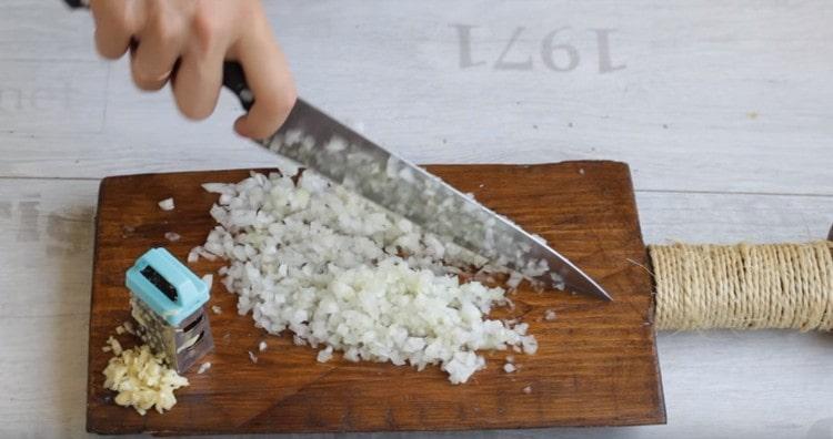 Mletou cibuli a česnek.