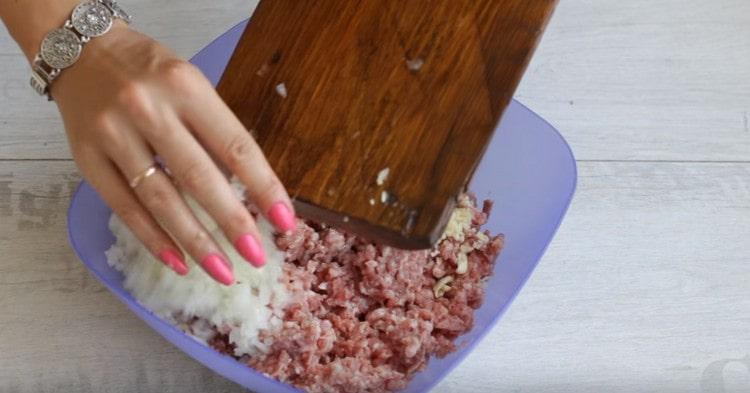 Vložte mleté maso, cibuli a česnek do mísy.