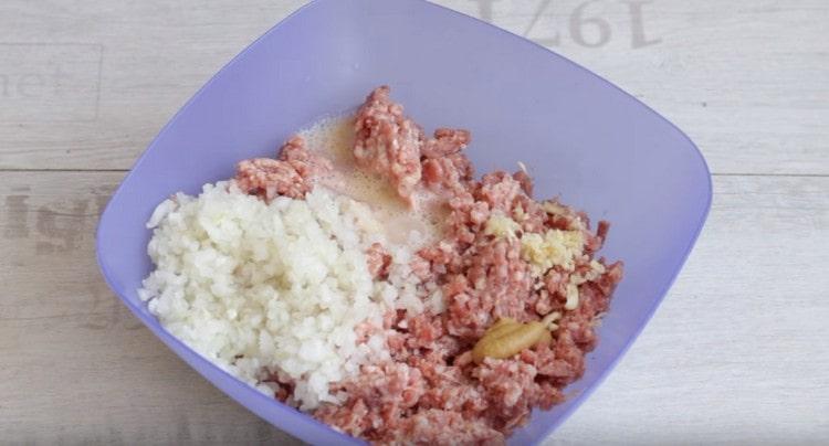 Přidejte rozšlehané vejce a hořčici.