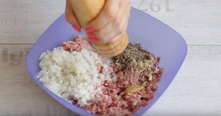 Podle chuti přidejte koření.