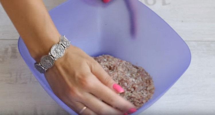 Dobře promíchejte a mleté maso trochu porazte.