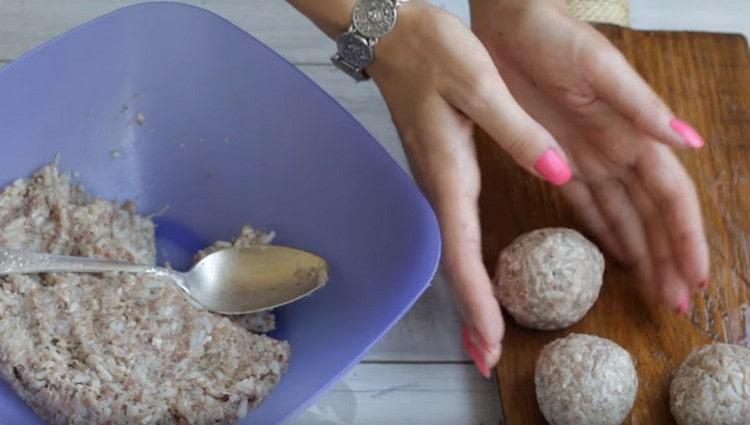 Tvarujeme masové kuličky z mletého masa.