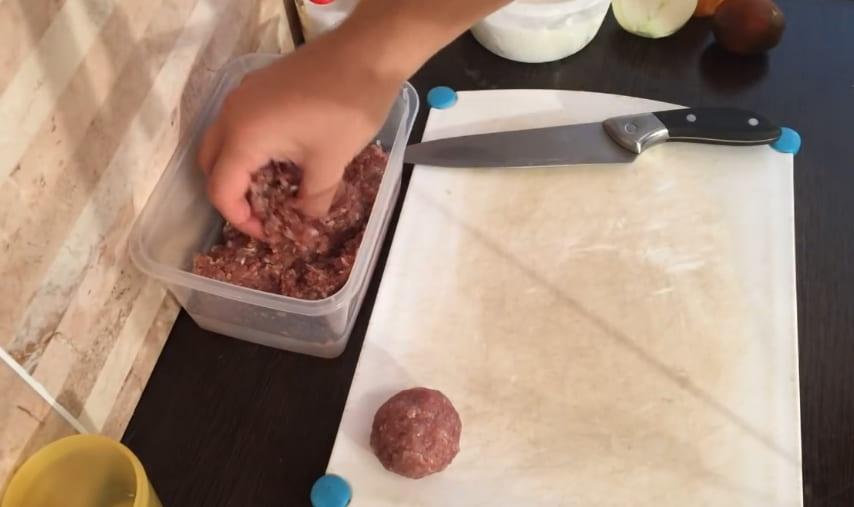 Formăm chiftele rotunde.