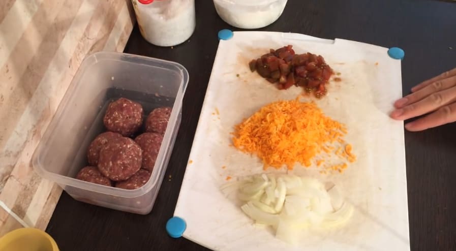 Se macină ceapa, morcovii și roșiile.