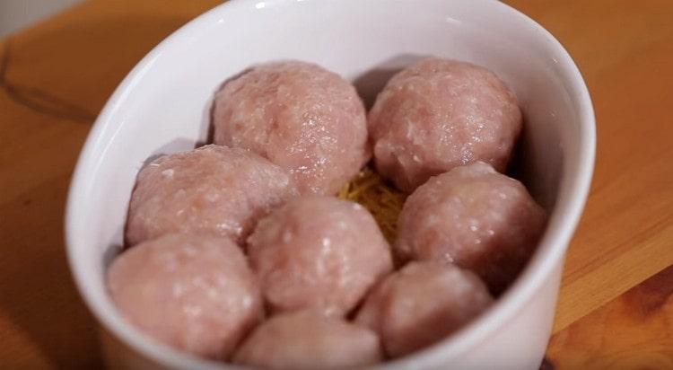 Put the meatballs in a shape on top of the noodles.