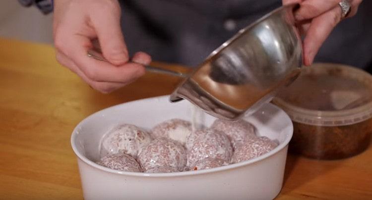 Pour the meatballs with the sauce.