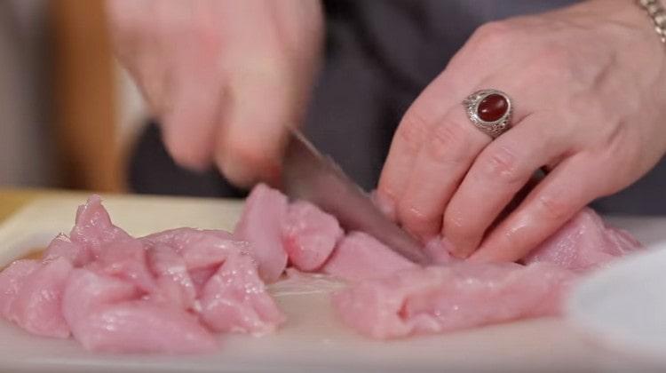 Cut the turkey fillet.