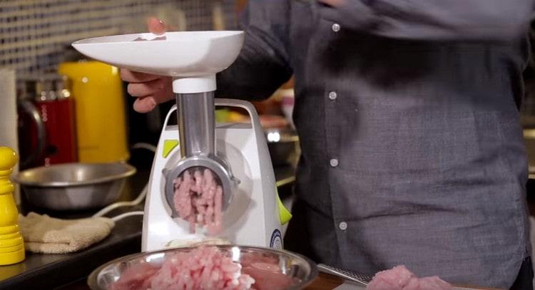 Pass the turkey fillet through a meat grinder.