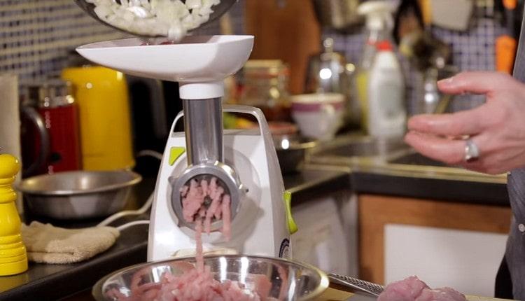 Together with the meat, a slightly fried onion is also passed through a meat grinder.