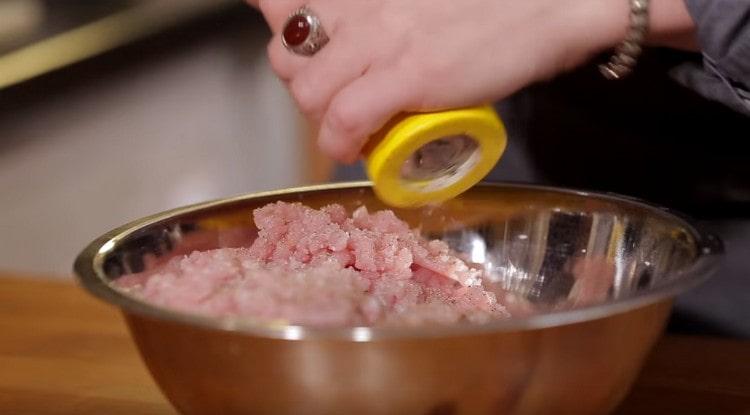 Salt, minced pepper, add soy sauce.