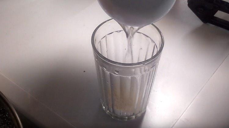 Dissolva a farinha na água.