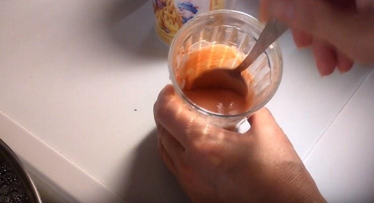 Adicione o creme de leite, a massa de tomate e o sal a uma mistura de água e farinha.