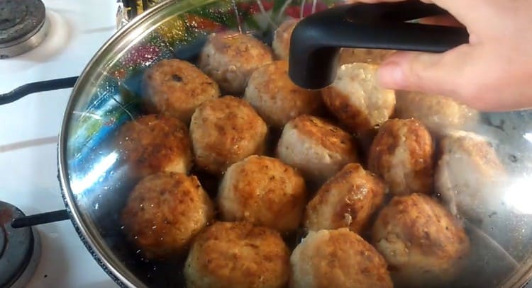 Coloque todas as almôndegas em uma panela, adicione água e cozinhe por baixo da tampa.