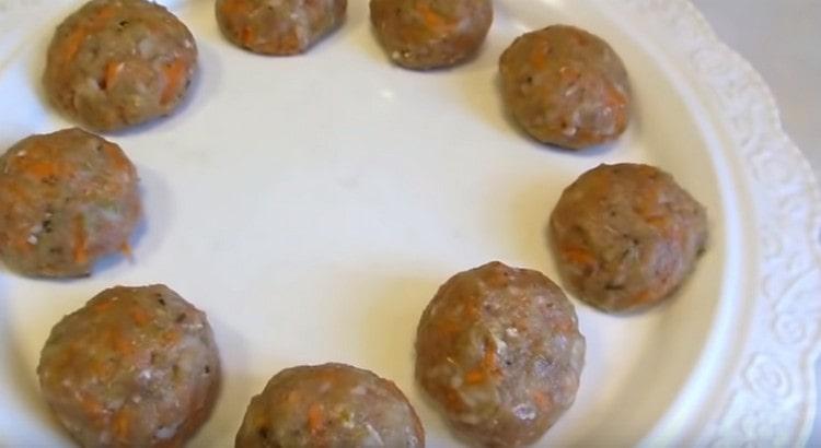 Vi bildar runda köttbullar.