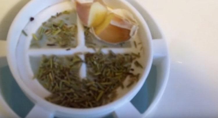 Lägg kryddor i ett speciellt fack i dubbelpannan.